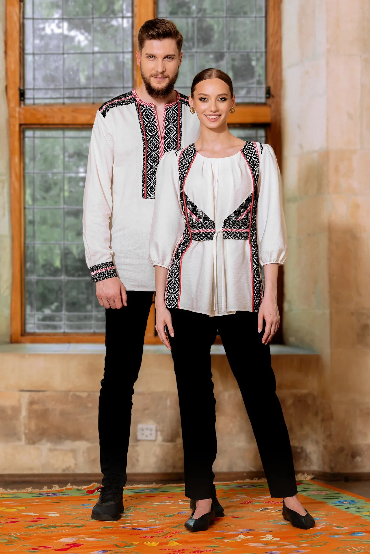 Bluza alba cu pieptar tesut negru