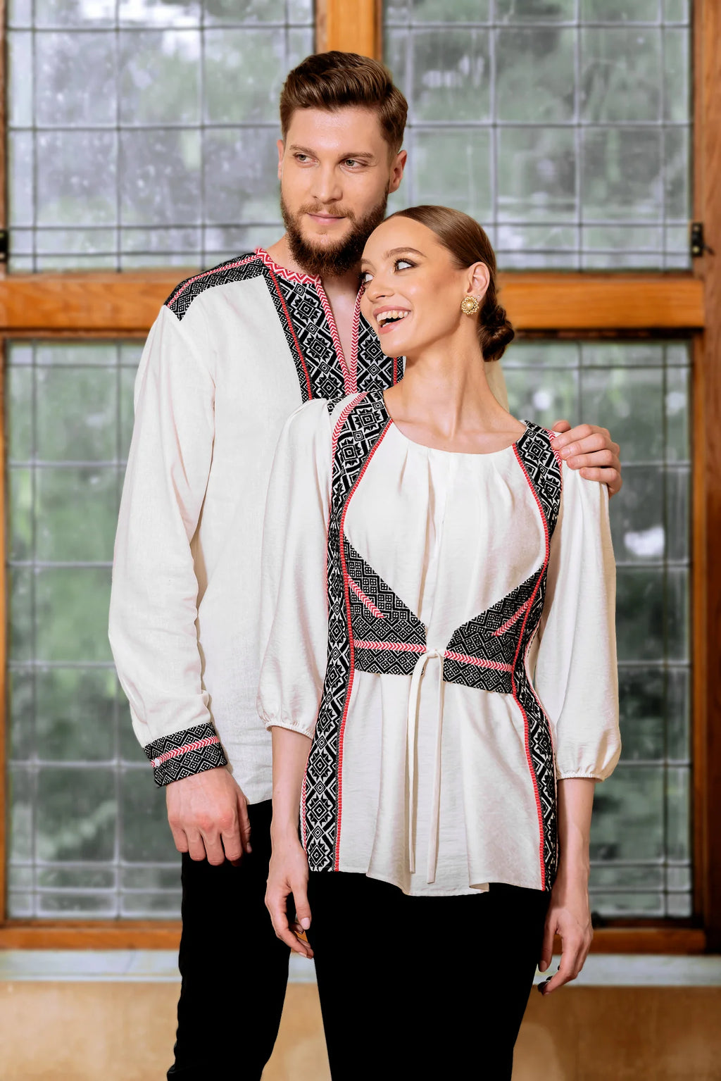Bluza alba cu pieptar tesut negru