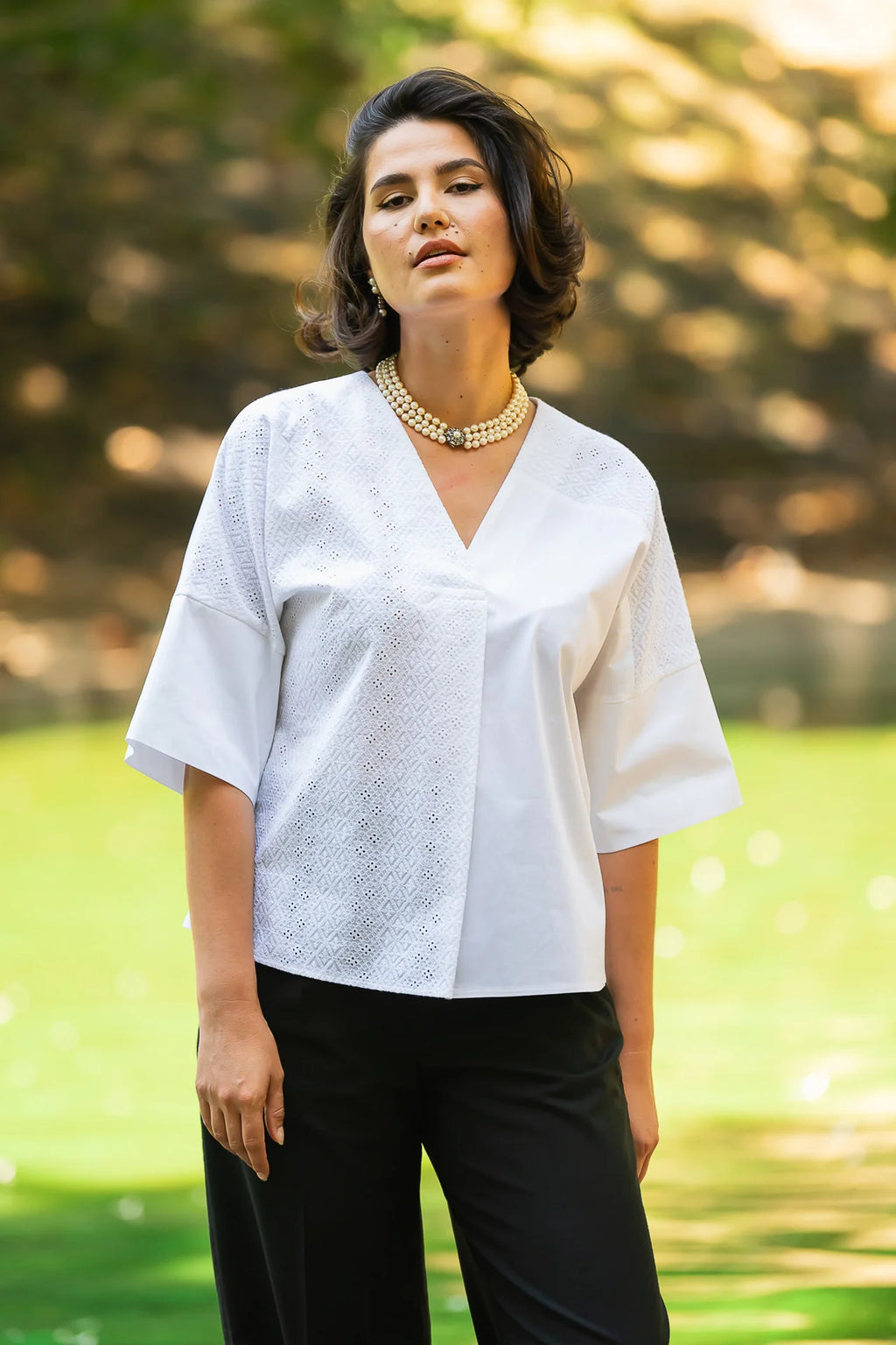Bluza chimono alba cu broderie asimetrica