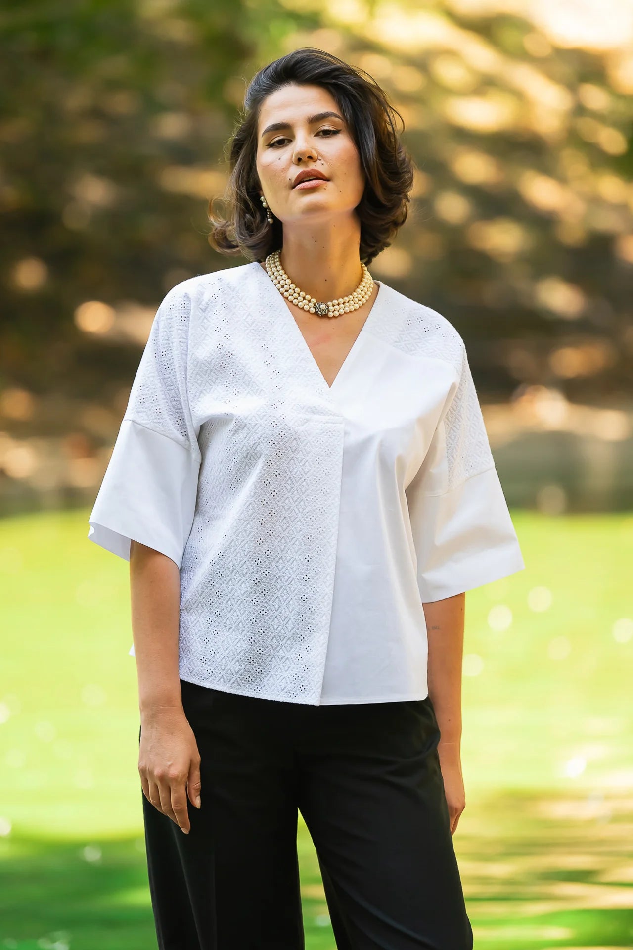 Bluza chimono alba cu broderie asimetrica
