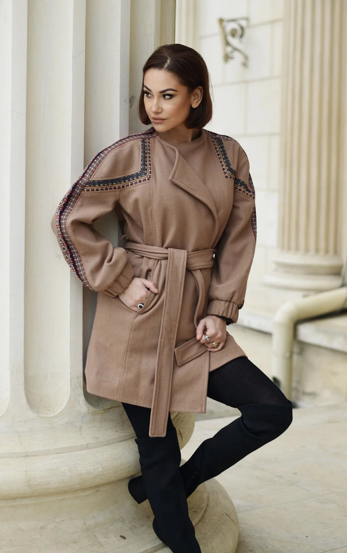 Jacheta Raglan cu Broderie Etnica Maro Din Stofa De Lana Si Casmir Bej
