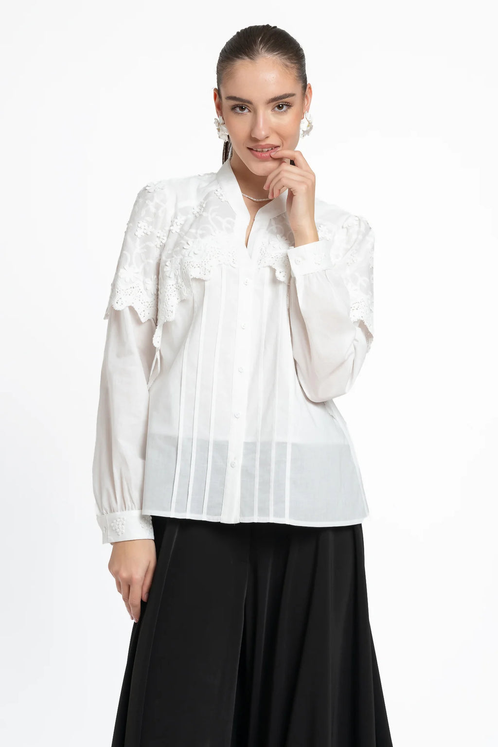 Cămașa albă din batist de bumbac și broderie tridimensională