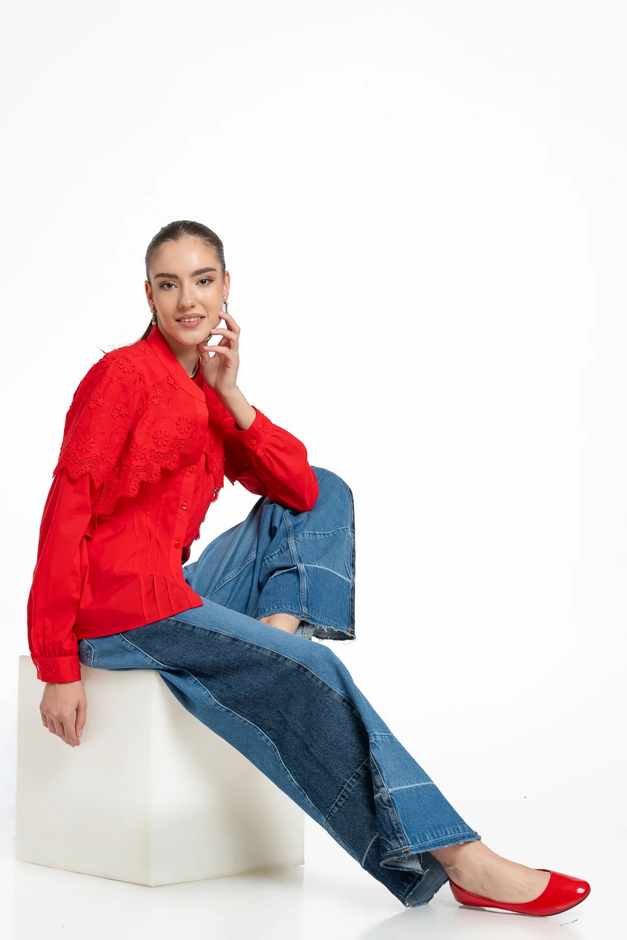 Cămașa roșie din batist de bumbac și broderie tridimensională