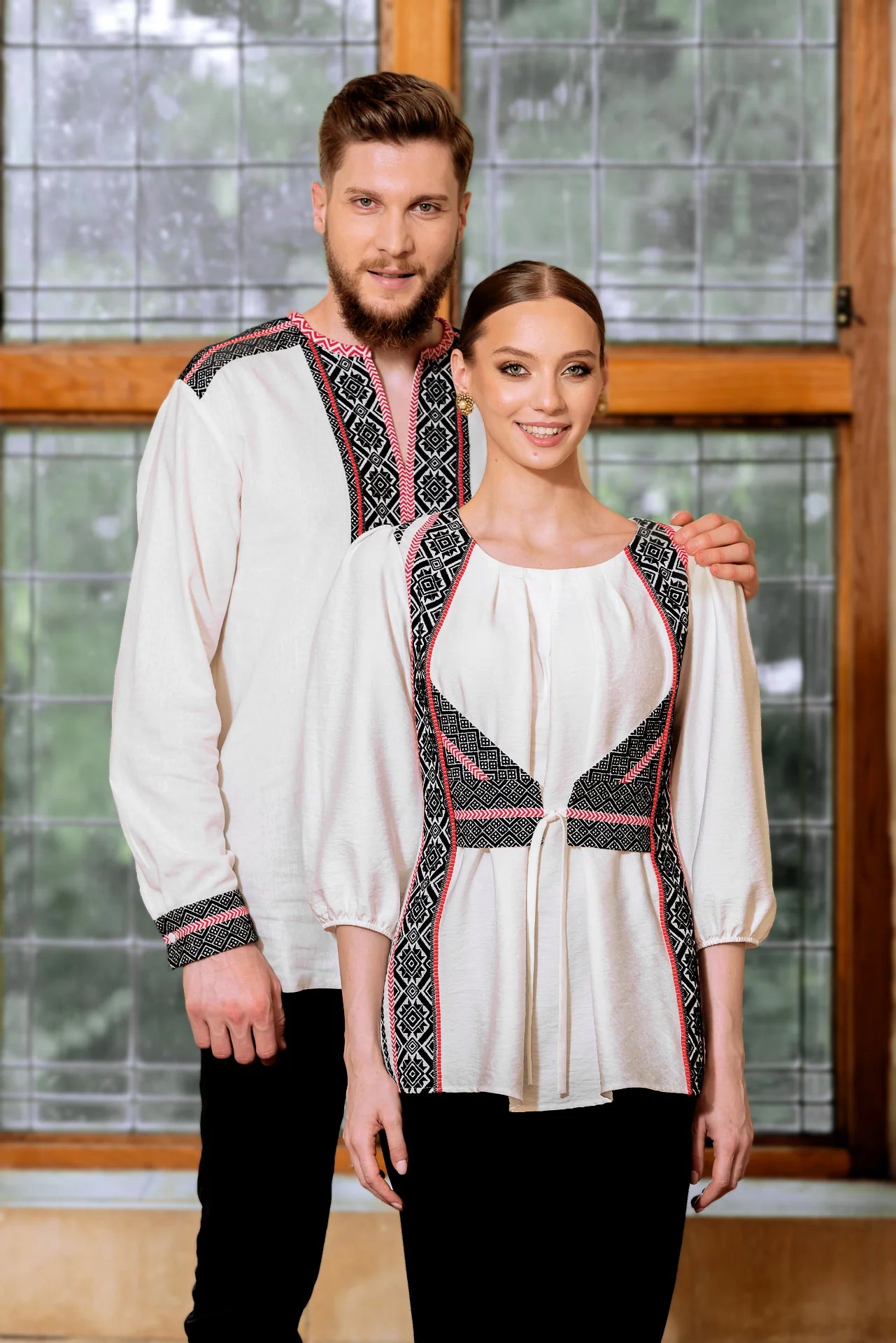 Bluza alba cu pieptar tesut negru
