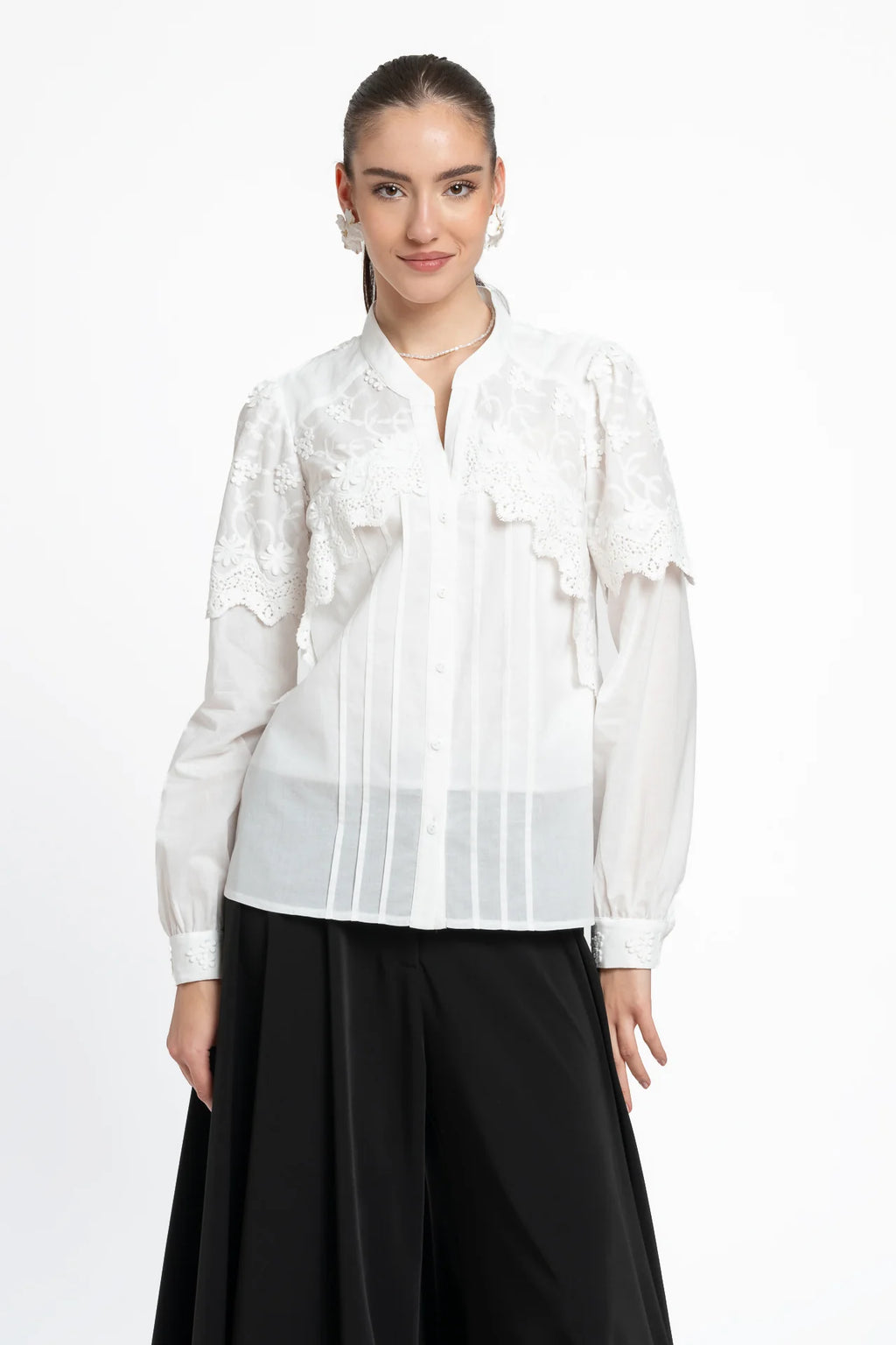 Cămașa albă din batist de bumbac și broderie tridimensională