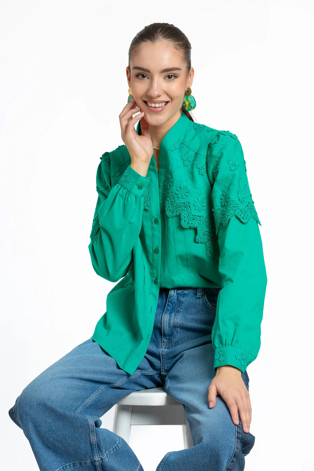 Camașa verde din batist de bumbac și broderie tridimensională
