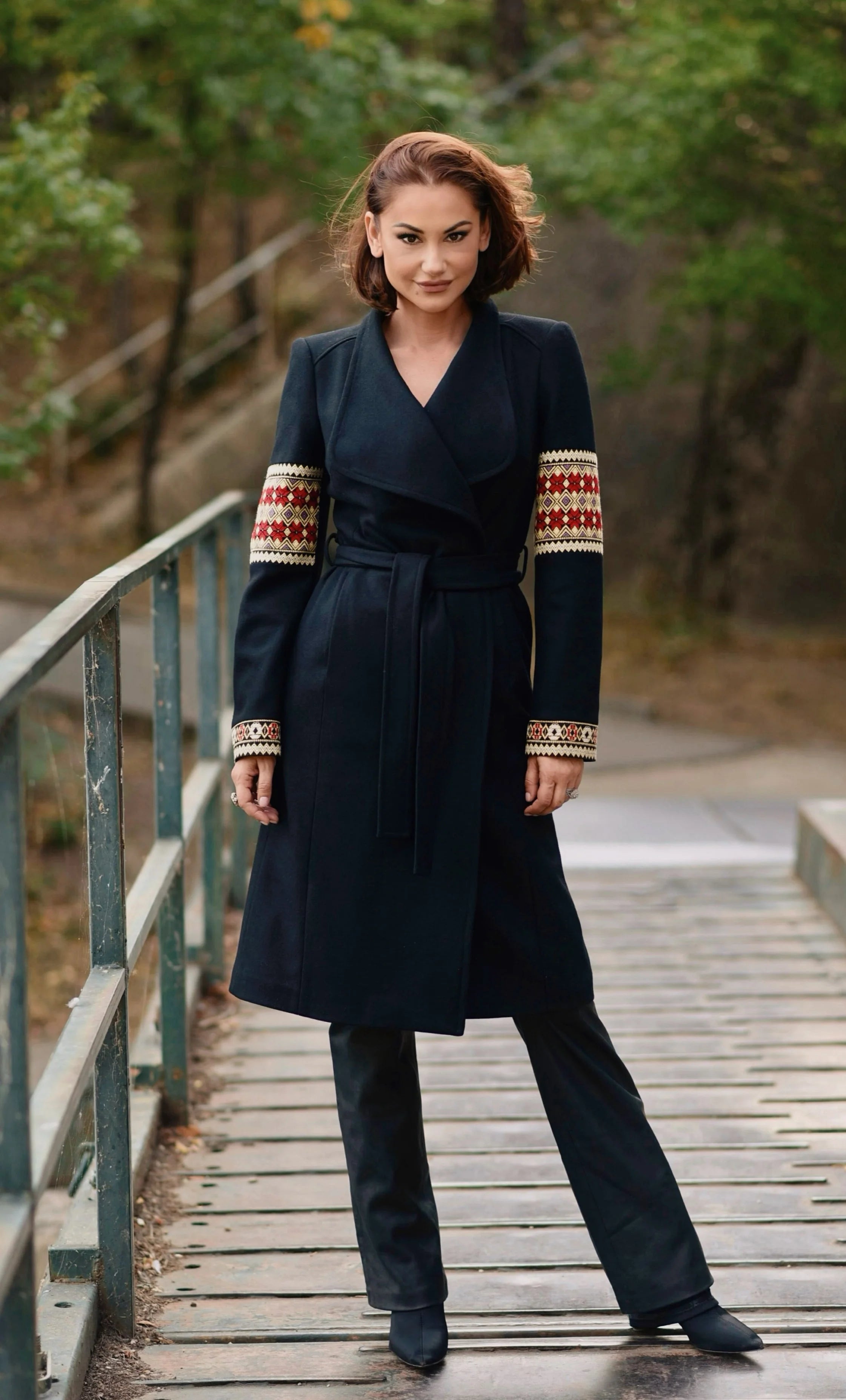Palton Midi Negru cu Motive Traditionale