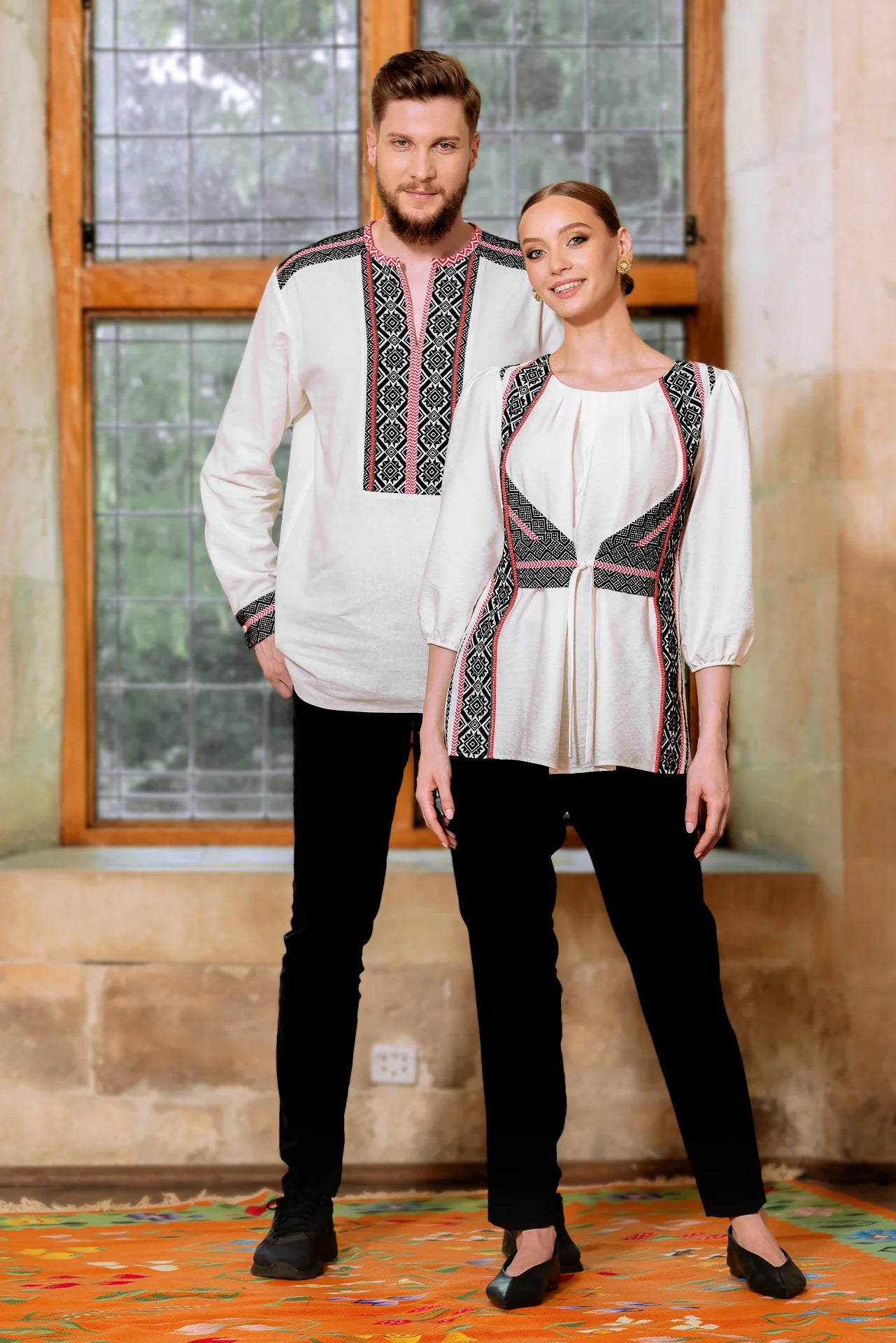 Bluza alba cu pieptar tesut negru