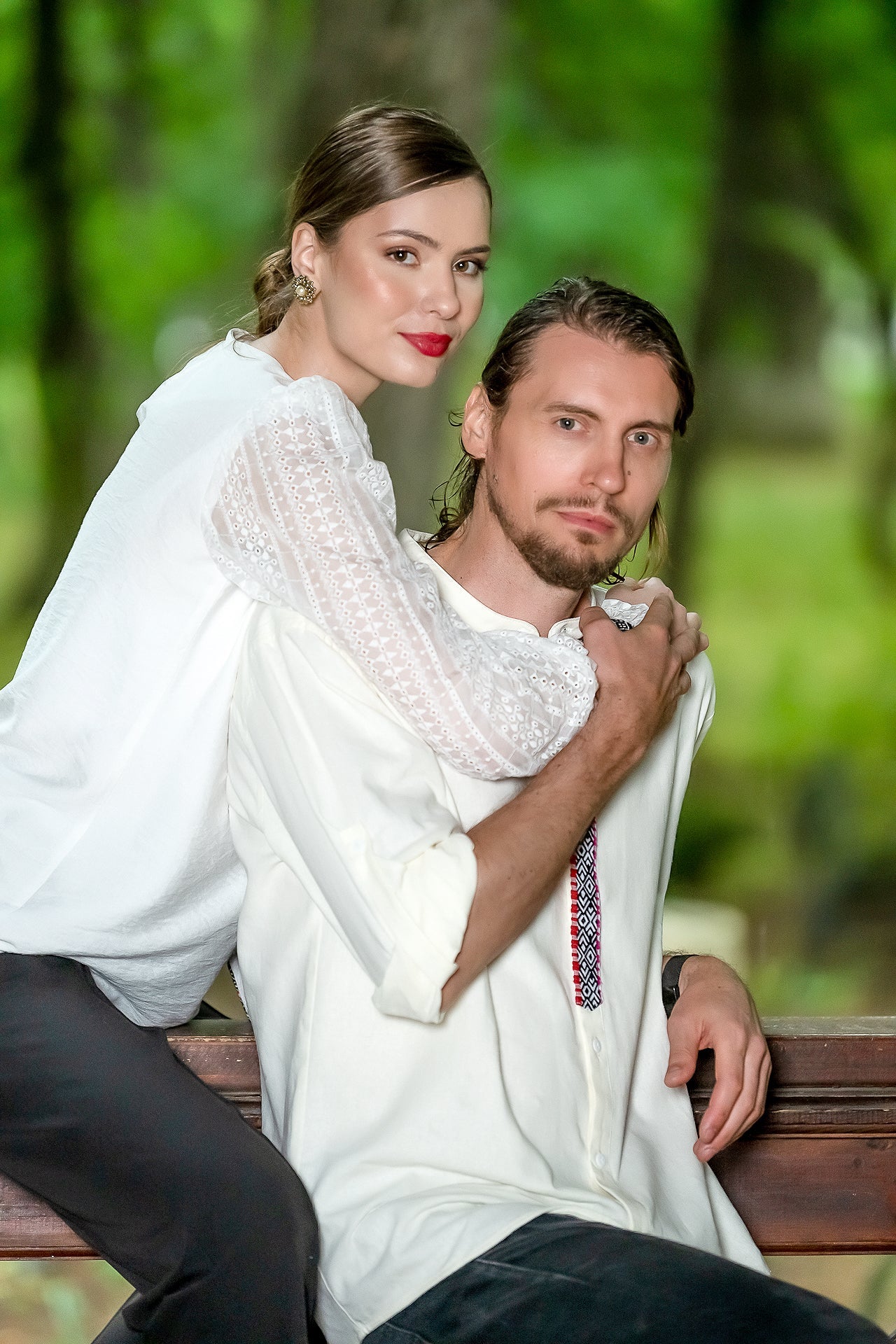 Camasa alba pentru barbati cu jacquard rosu si negru