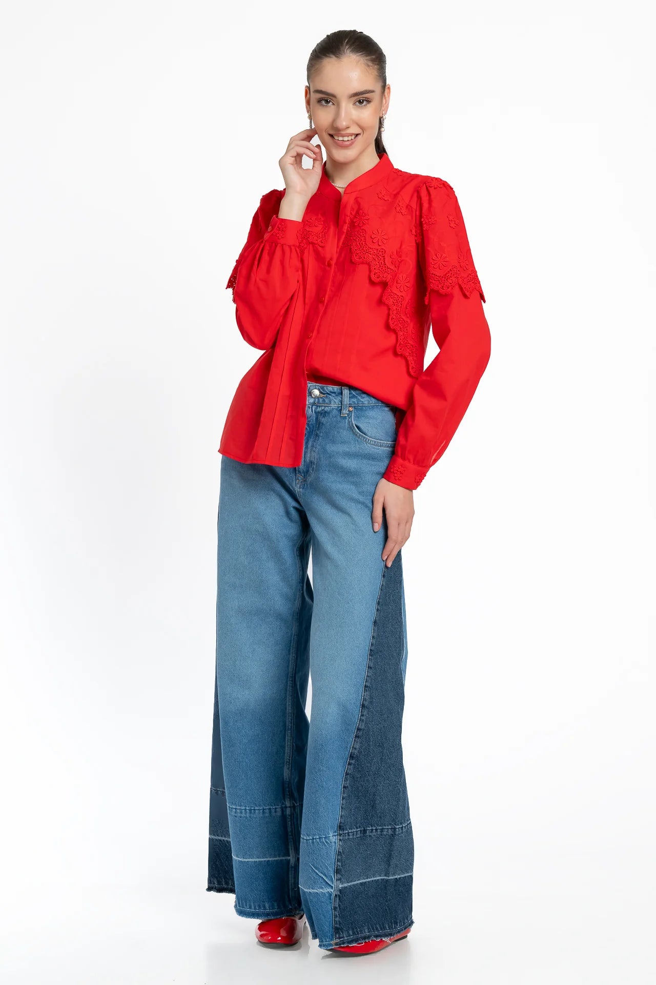 Cămașa roșie din batist de bumbac și broderie tridimensională