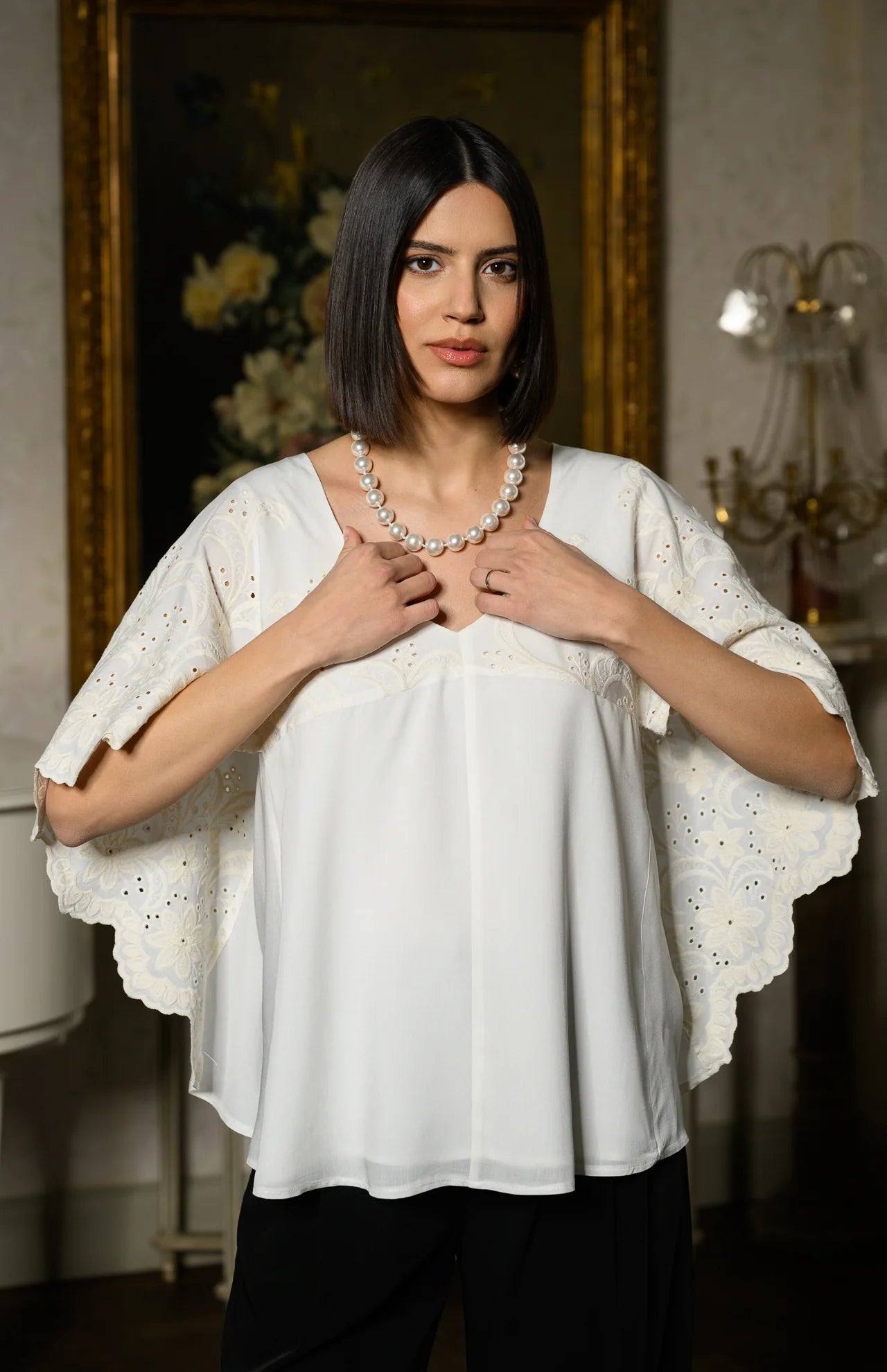 Bluză albă stil capă cu broderie florală