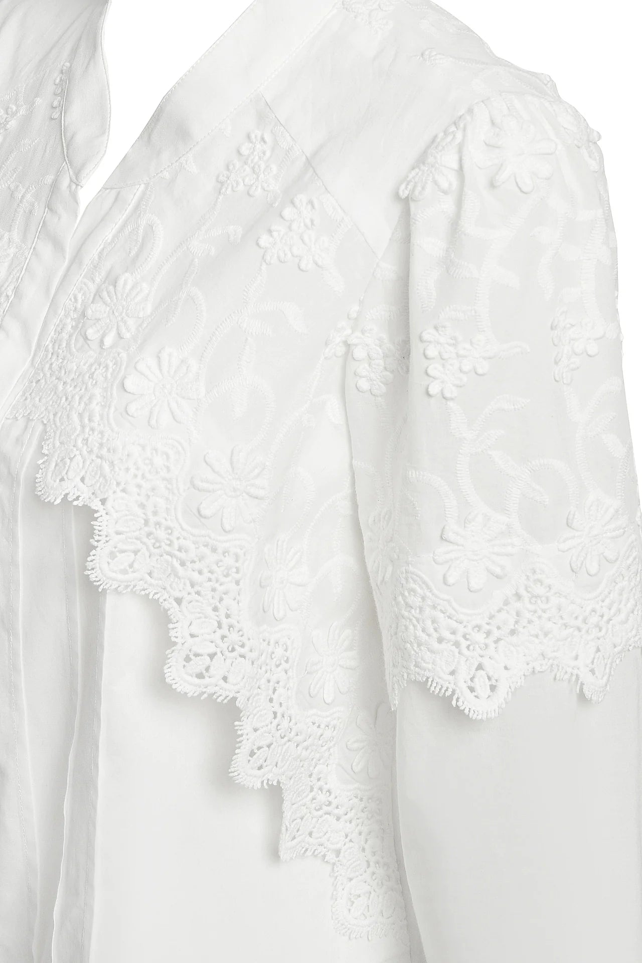 Cămașa albă din batist de bumbac și broderie tridimensională