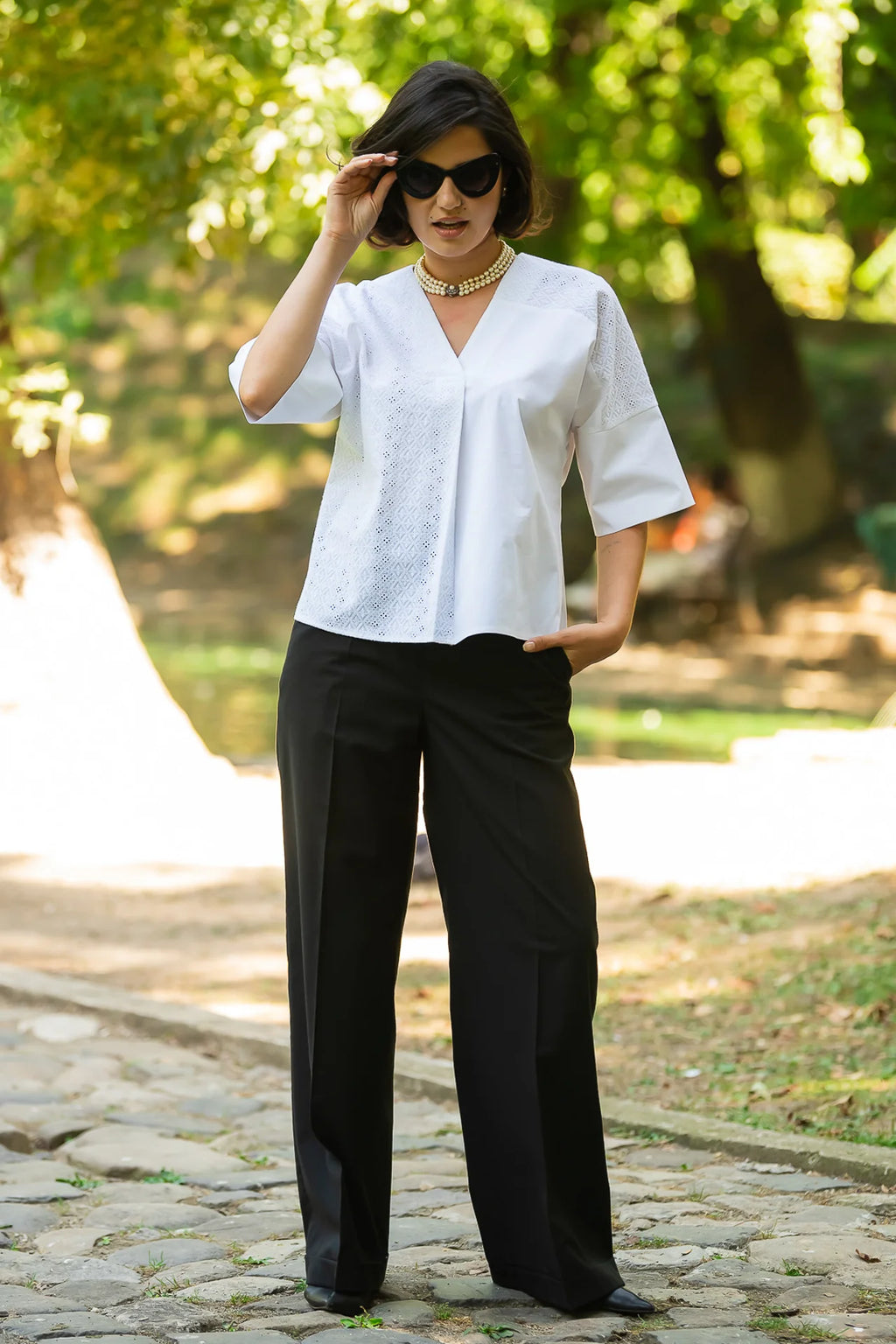 Bluza chimono alba cu broderie asimetrica