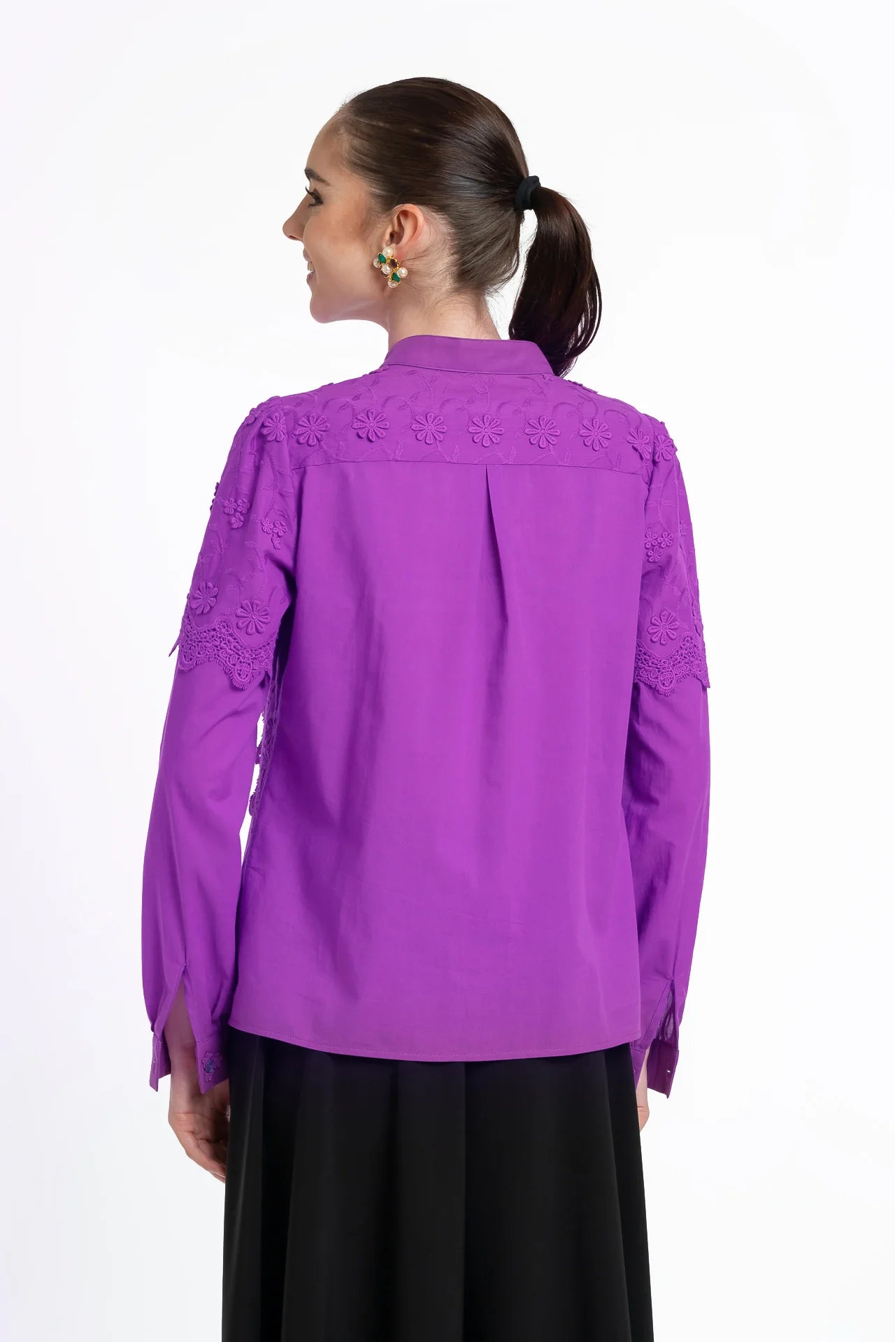 Cămașa violet din batist de bumbac și broderie tridimensională