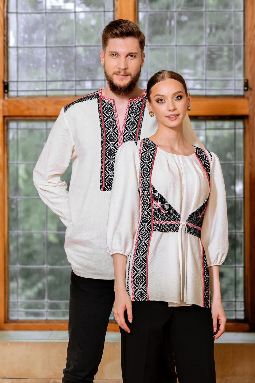 Bluza alba cu pieptar tesut negru