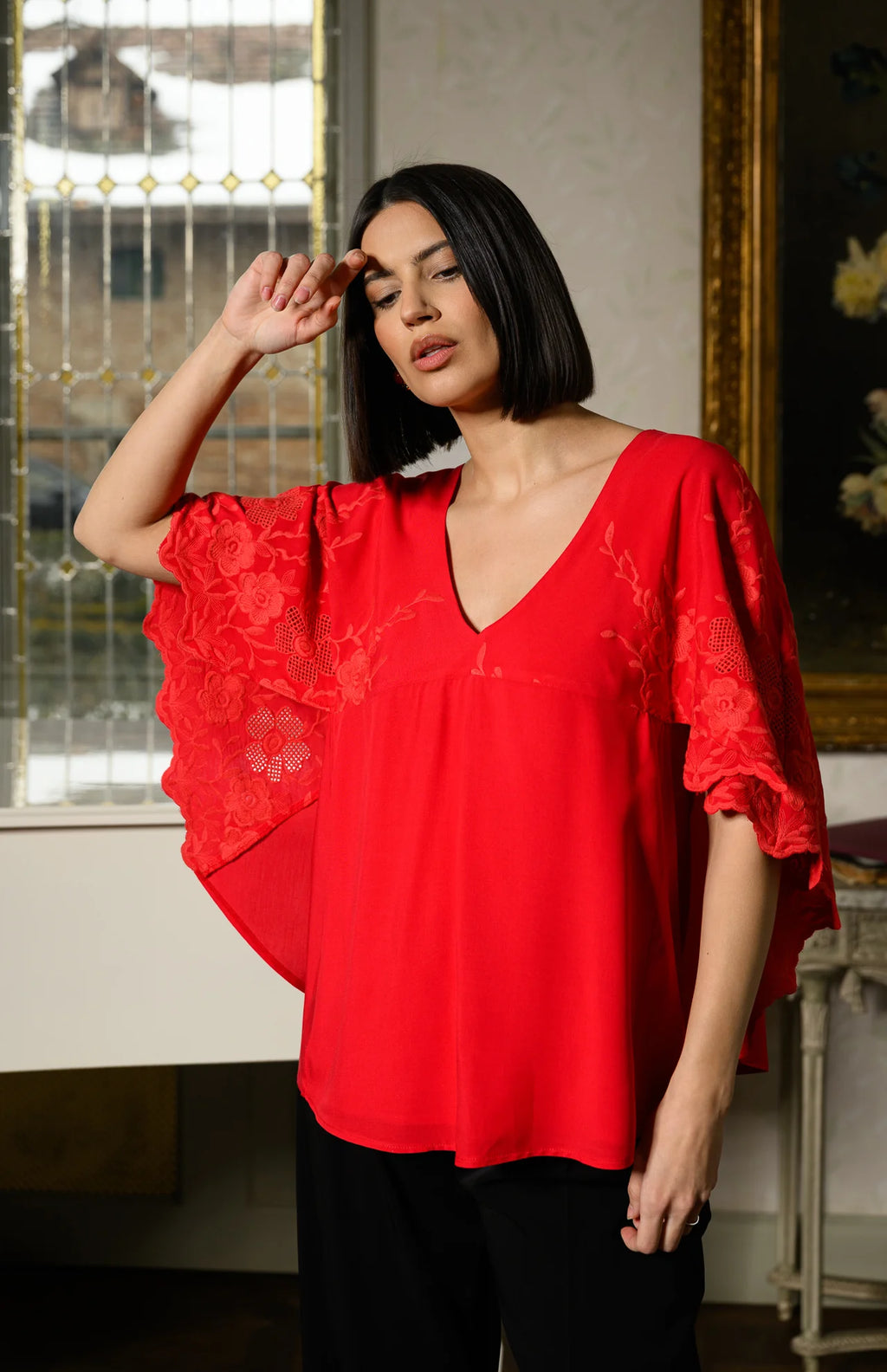 Bluză roșie stil capă cu broderie florală