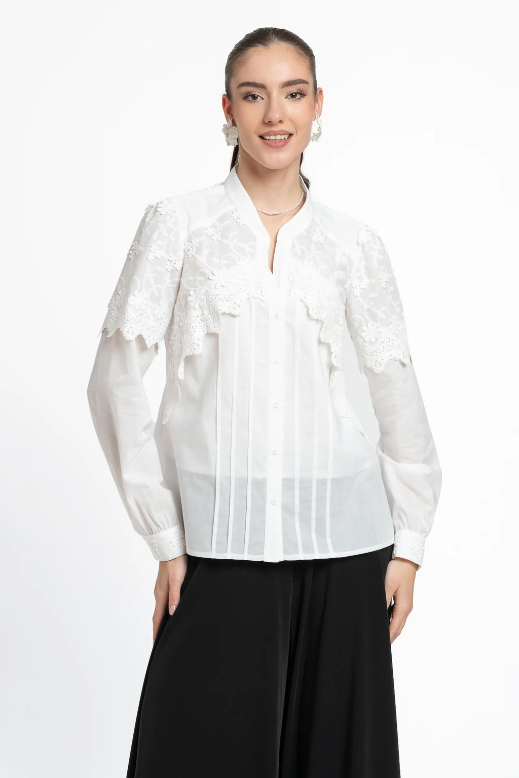 Cămașa albă din batist de bumbac și broderie tridimensională