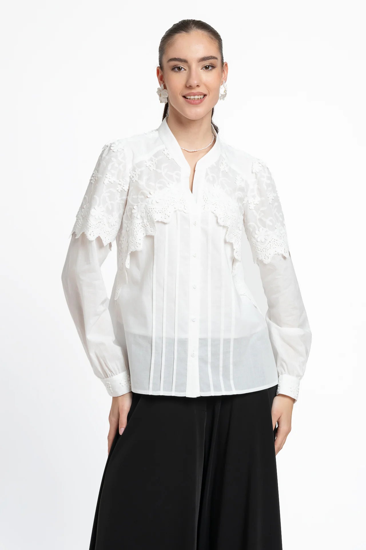 Cămașa albă din batist de bumbac și broderie tridimensională