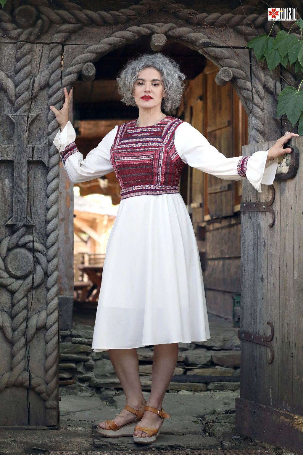 Pieptar Cosanzeana Tesut cu Motive Traditionale Florale si Geometrice