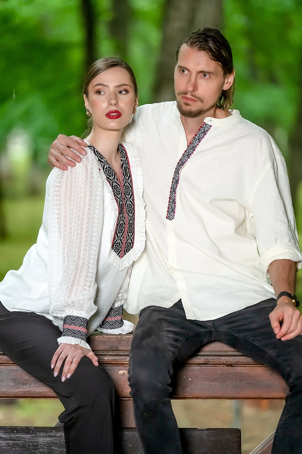 Camasa alba pentru barbati cu jacquard rosu si negru