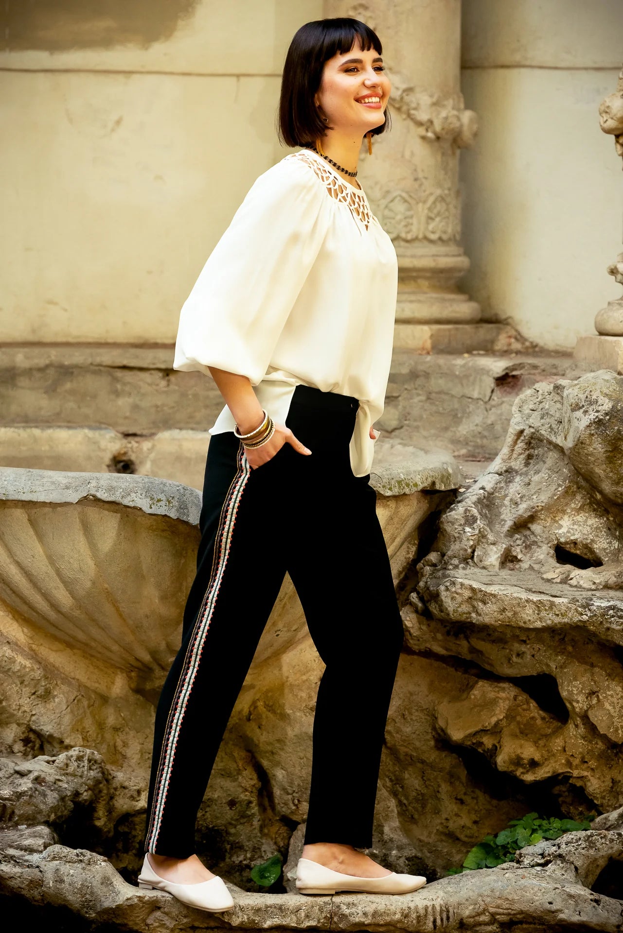 Pantaloni Conici din Stofa Neagra cu Banda Laterala din Jacquard Geometric