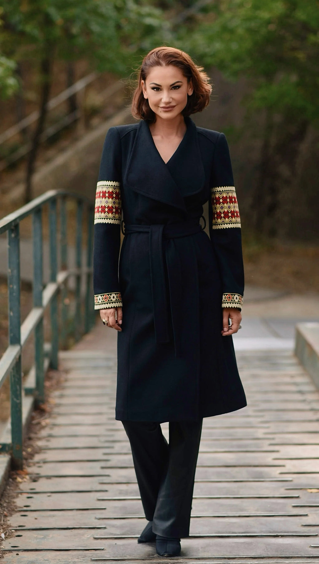 Palton Midi Negru cu Motive Traditionale