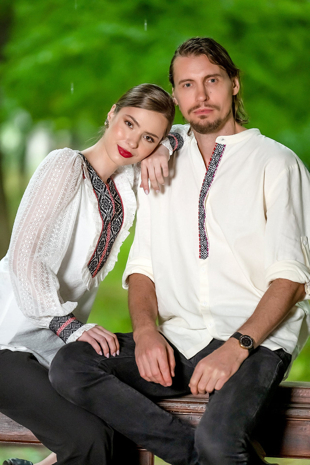 Camasa alba pentru barbati cu jacquard rosu si negru