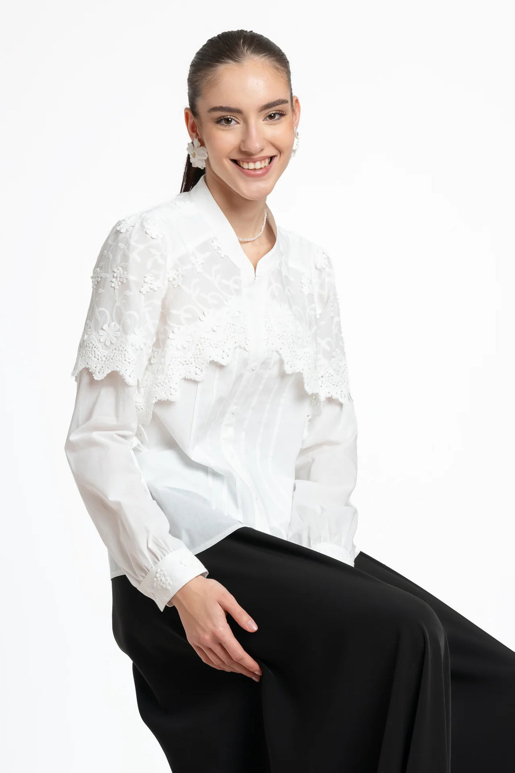 Cămașa albă din batist de bumbac și broderie tridimensională